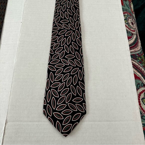 New Silk Tie White Green Red Accents Hand Printed in Italy Made in USA - Picture 8 of 9